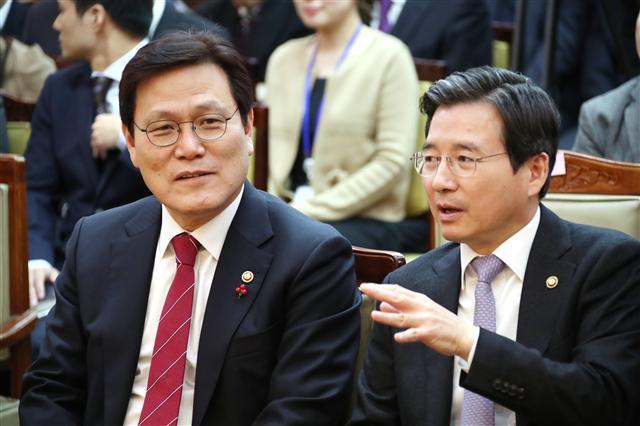 최종구 금융위원회 위원장(왼쪽)과 김용범 부위원장이 2일 정부서울청사에서 열린 금융위원회 시무식에 참석해 대화하고 있다.  [사진=연합뉴스]
