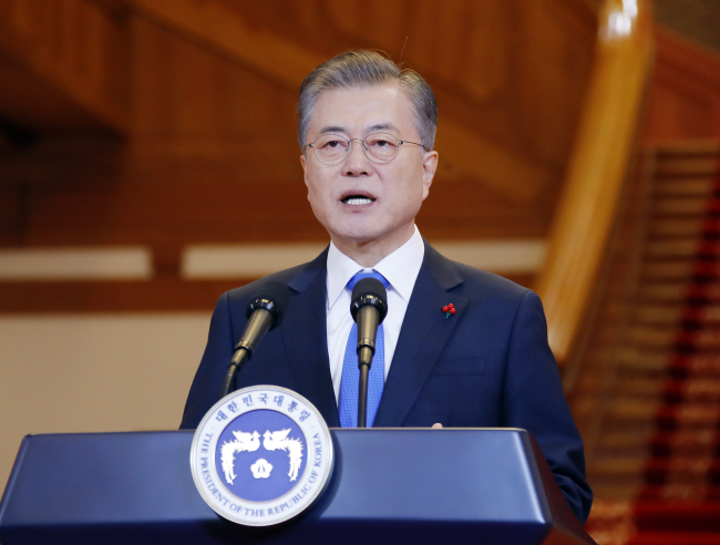 <YONHAP PHOTO-2198> 문 대통령, '새해 국정구상 발표' (서울=연합뉴스) 배재만 기자 = 문재인 대통령이 10일 오전 청와대 본관에서 신년 기자회견을 앞두고 발표문을 낭독하고 있다. 이후 문 대통령은 청와대 영빈관으로 이동해 내외신 출입 기자들을 대상으로 일문일답을 포함한 신년 기자회견을 연다. 2019.1.10 scoop@yna.co.kr/2019-01-10 10:14:03/ <저작권자 ⓒ 1980-2019 ㈜연합뉴스. 무단 전재 재배포 금지.>
<YONHAP PHOTO-2198> 문 대통령, '새해 국정구상 발표' (서울=연합뉴스) 배재만 기자 = 문재인 대통령이 10일 오전 청와대 본관에서 신년 기자회견을 앞두고 발표문을 낭독하고 있다. 이후 문 대통령은 청와대 영빈관으로 이동해 내외신 출입 기자들을 대상으로 일문일답을 포함한 신년 기자회견을 연다. 2019.1.10 scoop@yna.co.kr/2019-01-10 10:14:03/ <저작권자 ⓒ 1980-2019 ㈜연합뉴스. 무단 전재 재배포 금지.>
