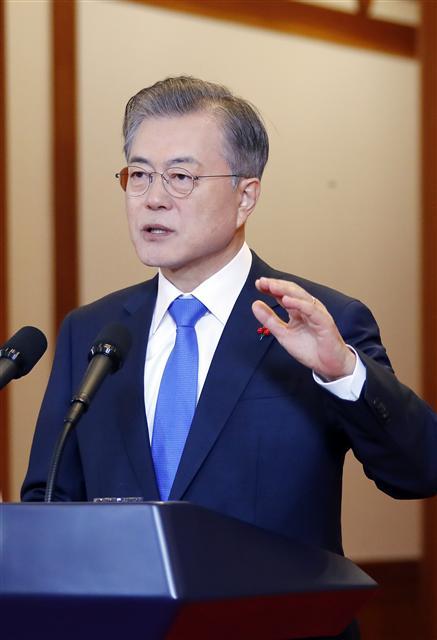 문재인 대통령이 10일 오전 신년기자회견에 앞서 청와대 본관에서 신년 기자회견문을 발표하고 있다. [연합뉴스]