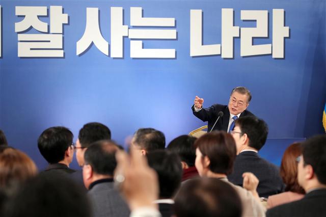 문재인 대통령이 10일 오전 청와대 영빈관에서 열린 내외신 출입 기자들을 대상으로 한 신년 기자회견에서 질문자를 지정하고 있다.  [연합뉴스]