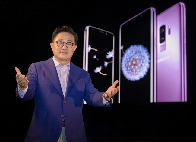 삼성전자 고동진 사장이 작년 2월 스페인 바르셀로나에서 삼성 갤럭시폰 S9과 S9+를 소개하고 있다. (사진=삼성전자)