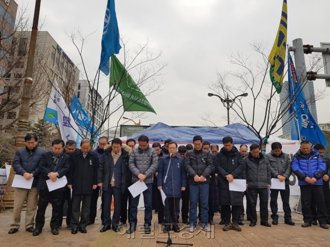 10일 오후 국회의사당역 인근에서 열린 기자회견장에서 관계자들이 묵념하고 있다. [사진=성기윤 기자/skysung@heraldcorp.com]