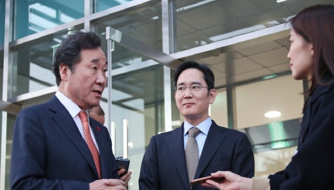 Prime Minister Lee Nak-yon (left) and Samsung Electronics Co. Vice Chairman Lee Jae-yong (right). (Yonhap)