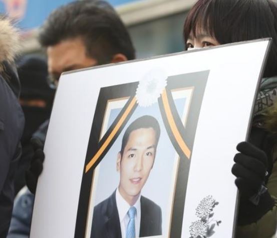 A member of a comittee consisting of evicted Ahyeon residents holds a picture of a deceased evictee Park Jun-kyung. (Yonhap)