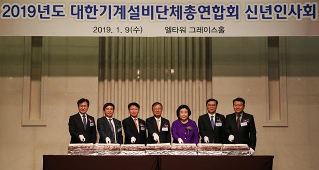 대한기계설비단체총연합회가 개최한 2019년 신년인사회에서 조춘식(왼쪽부터) 한국설비설계협회 회장, 김태철 한국설비기술협회 회장, 박병석 국토교통부 건설산업과장, 백종윤 대한기계설비단체총연합회 회장, 박순자 국회 국토교통위원회 위원장, 김용찬 대한설비공학회 회장, 노환용 한국냉동공조산업협회 회장이 포즈를 취하고 있다.