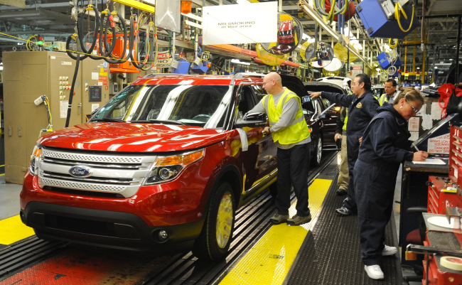 <YONHAP PHOTO-5809> epa07273094 (FILE) - Ford employees work on the assembly line producing 2011 Ford Explorers, Ford Taurus and Lincoln MKS vehicles at the Ford manufacturing plant in Chicago, Illinois, USA 01 December 2010 (reissued 10 January 2019). Automobile manufacturer Ford has on 10 January 2019 announced it plans major changes in its operations in Europe, including United Kingdom. The move could see thousands of jobs being lost across Ford's european plants. EPA/TANNEN MAURY *** Local Caption *** 02475364/2019-01-10 22:31:15/ <저작권자 ⓒ 1980-2019 ㈜연합뉴스. 무단 전재 재배포 금지.>
<YONHAP PHOTO-5809> epa07273094 (FILE) - Ford employees work on the assembly line producing 2011 Ford Explorers, Ford Taurus and Lincoln MKS vehicles at the Ford manufacturing plant in Chicago, Illinois, USA 01 December 2010 (reissued 10 January 2019). Automobile manufacturer Ford has on 10 January 2019 announced it plans major changes in its operations in Europe, including United Kingdom. The move could see thousands of jobs being lost across Ford's european plants. EPA/TANNEN MAURY *** Local Caption *** 02475364/2019-01-10 22:31:15/ <저작권자 ⓒ 1980-2019 ㈜연합뉴스. 무단 전재 재배포 금지.>