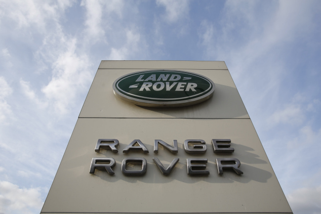 <YONHAP PHOTO-0524> epa07273428 (FILE) - A file photo showing Land Rover and Range Rover logos on display at Lookers Battersea in London, Britain, 07 October 2013 (reissued 10 January 2019). Reports on 10 January 2019 state Britain's biggest carmaker Jaguar Land Rover said in addition to 1,500 people thatl left the company in 2018 they plan to cut some 4,500 of their 42,500 workforce. The jobs losses are to mainly affect management-level positions. The company said theyr hoped the transformation could deliver 2.5 billion pound (2,76 billion euro) in 'cost reductions and cashflow improvements over 18 months as well as long-term strategic operating efficiencies.' EPA/TAL COHEN/2019-01-11 00:57:57/ <저작권자 ⓒ 1980-2019 ㈜연합뉴스. 무단 전재 재배포 금지.>
<YONHAP PHOTO-0524> epa07273428 (FILE) - A file photo showing Land Rover and Range Rover logos on display at Lookers Battersea in London, Britain, 07 October 2013 (reissued 10 January 2019). Reports on 10 January 2019 state Britain's biggest carmaker Jaguar Land Rover said in addition to 1,500 people thatl left the company in 2018 they plan to cut some 4,500 of their 42,500 workforce. The jobs losses are to mainly affect management-level positions. The company said theyr hoped the transformation could deliver 2.5 billion pound (2,76 billion euro) in 'cost reductions and cashflow improvements over 18 months as well as long-term strategic operating efficiencies.' EPA/TAL COHEN/2019-01-11 00:57:57/ <저작권자 ⓒ 1980-2019 ㈜연합뉴스. 무단 전재 재배포 금지.>
