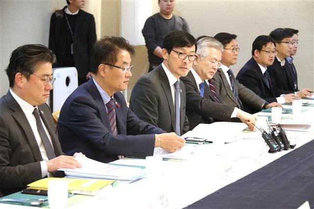 이호승(왼쪽에서 세번째) 기획재정부 1차관이 11일 정부서울청사에서 열린 물가관계차관회의 겸 혁신성장 전략회의에서 발언하고 있다. 이 차관은 이 자리에서 설 연휴를 앞두고 생계부담을 덜고, 경제활력을 높일 수 있도록 관계부처 합동으로 설 민생안정대책을 마련 중이라고 밝혔다.  [연합뉴스]