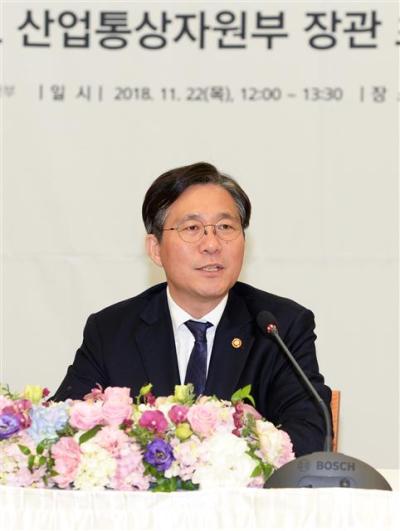 성윤모<사진> 산업통상자원부 장관이 바라카 원전 장기정비계약(LTMA) 수주를 위해 아랍에미리트(UAE)에서 경제외교를 펼친다.
산업부는 성 장관이 12일부터 15일까지 UAE를 방문해 칼둔 칼리파 알 무바라크 아부다비 행정청장, 술탄 알자베르  국무장관 등 UAE 주요 인사를 면담한다고 11일 밝혔다.
성 장관은 UAE 주요 인사들을 만나 한국 기업의 UAE 플랜트 사업 수주, 2020 두바이 엑스포 참가, 제3국의  신재생에너지 사업 공동 진출, 스마트그리드 공동사업, 바라카 원전 협력 방안 등을 집중 논의한다.
특히 성 장관은 한국수력원자력·한전KPS 컨소시엄이 입찰에 참여 중인 바라카 원전 장기정비계약(LTMA) 수주를 지원할 계획이다. 장기정비계약은 한수원 컨소시엄 외에 두산중공업의 영국 자회사인 두산밥콕과 미국의 얼라이드 파워가 수주를 위해 경쟁하고 있으며 다음달 결론이 날 전망이다.
우리 정부는 바라카 원전 건설과 운영지원계약(OSSA)까지 수주한 상태로 정비계약까지 당연히 가져올 것으로 알고 있었다. 그러나 문재인 정부의 탈(脫)원전 정책을 갖고 UAE가 발목을 잡고 우리와의 수의계약에서 돌연 국제경쟁입찰으로 변경했다. 이후 입찰가를 낮은 가격으로 압박하고 있다. 우리 정부로선 저가 수주를 하자니 실익이 없고 계약을 포기하자니 탈원전 정책에 따른 실패라는 비판에 직면하는 진퇴양난에 빠진 상황이다.
성 장관은 바라카 원전 건설 현장을 방문해 바라카 원전사업의 성공적인 준공을당부하고 현장 근로자를 격려할 예정이다.
아울러 성 장관은 UAE 정부가 주관하고 모하메드 알나흐얀 아부다비 왕세제 등 각국 최고위급 인사가 참석하는 ‘아부다비 지속가능성 주간’ 개막식에도 한국 정부 대표로 참석한다.
이 행사를 계기로 열리는 ‘세계미래에너지서밋 전시회’ 한국관을 찾아 한국 에너지기업의 해외 진출도 지원할 계획이다.
배문숙 기자/oskymoon@