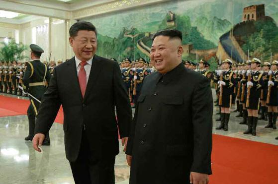 김정은 북한 국무위원장과 시진핑 중국 국가주석이 2차 북미정상회담을 앞두고 밀월관계를 강화하면서 한반도정세에서 중국 변수가 급부상하고 있다. 김 위원장과 시 주석이 지난 8일 베이징 인민대회당에서 의장대를 사열하는 모습.  [헤럴드경제DBㆍ노동신문 홈페이지]