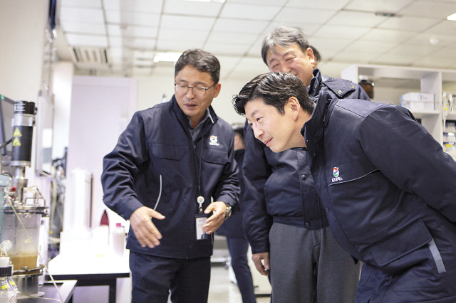 지난 10일 대전 기술연구소를 방문한 허세홍 GS칼텍스 사장이 연구설비를 살펴보고 있다.   [제공=GS칼텍스]