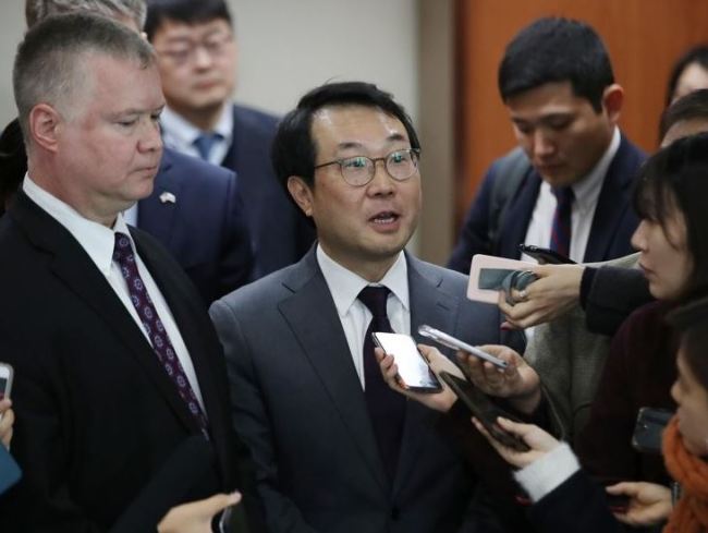 Lee Do-hoon (R), South Korean envoy on North Korea's nuclear weapons, answers reporters' questions after holding the second working group meeting with his U.S. counterpart Stephen Biegun (L), the top US diplomat on North Korea, at the foreign ministry in Seoul on Dec. 21, 2018. (Yonhap)
