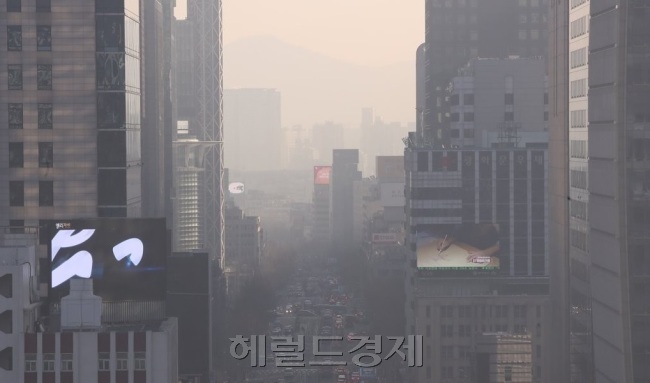 12일 기상청에 따르면 이날 미세먼지와 초미세먼지 농도는 제주도를 제외한 전국에서 ‘나쁨’ 수준을 보이겠다. [헤럴드경제DB]