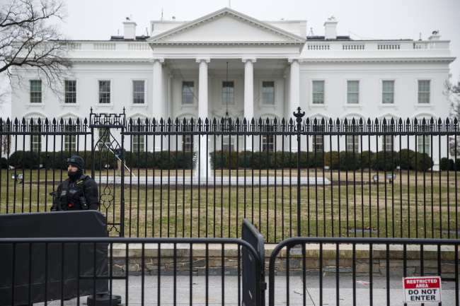 <YONHAP PHOTO-0963> epa07278569 A US Secret Service officer stands post on Pennsylvania Avenue outside of the White House in Washington, DC, USA 12 January 2019. The current partial shutdown of the US federal government, now the longest in US history, has many federal employees including Secret Service agents and officers working unpaid. EPA/SHAWN THEW/2019-01-13 05:27:06/ <저작권자 ⓒ 1980-2019 ㈜연합뉴스. 무단 전재 재배포 금지.>
<YONHAP PHOTO-0963> epa07278569 A US Secret Service officer stands post on Pennsylvania Avenue outside of the White House in Washington, DC, USA 12 January 2019. The current partial shutdown of the US federal government, now the longest in US history, has many federal employees including Secret Service agents and officers working unpaid. EPA/SHAWN THEW/2019-01-13 05:27:06/ <저작권자 ⓒ 1980-2019 ㈜연합뉴스. 무단 전재 재배포 금지.>