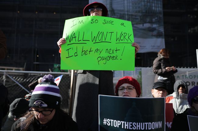 Federal employees hold signs as they protest the shutdown of the government at a rally in Washington, DC, Thursday. (AFP-Yonhap)