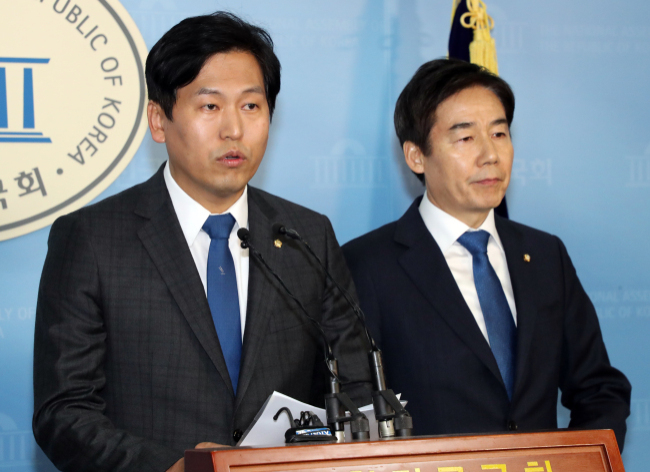무소속 이용호(오른쪽), 손금주 의원이 지난달 28일 국회 정론관에서 기자회견을 열고 더불어민주당 입당과 관련한 입장을 밝히고 있다. [사진=연합뉴스]