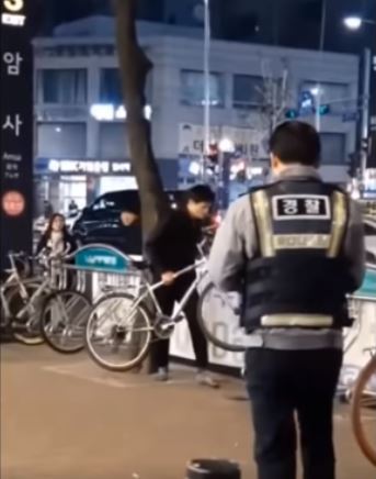 온라인을 통해 공개된 사건 당시 암사역 현장 사진. [유튜브 전원생활리얼스토리 채널 갈무리]