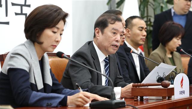 김병준(왼쪽 두번째) 자유한국당 비상대책위원장이 14일 오전 국회에서 열린 비상대책위원회의에서 발언하고 있다.  [연합뉴스]