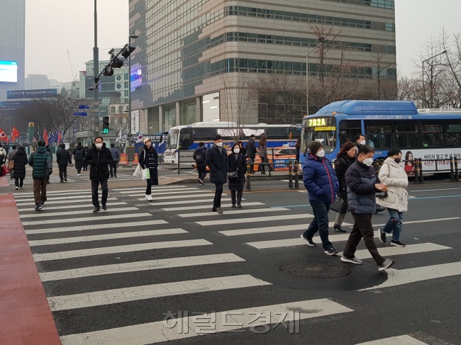 [최악의 미세먼지] ‘삼한사미’ 출근길…“흙맛 공기 싫어요”