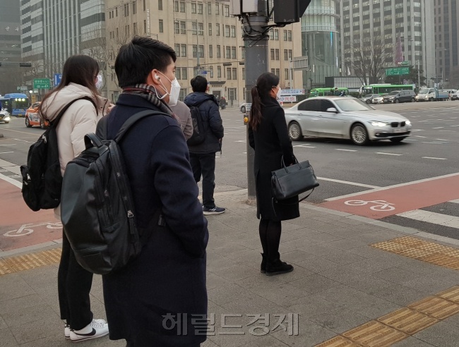 [최악의 미세먼지] ‘삼한사미’ 출근길…“흙맛 공기 싫어요”