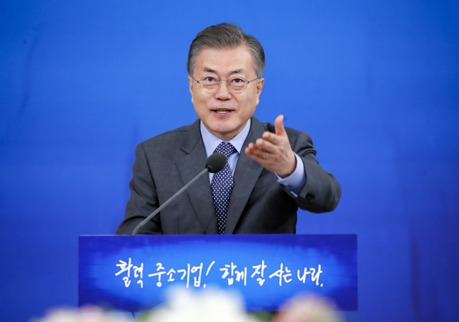 President Moon Jae-in at the meeting with startups and SMEs held on Jan. 7. Yonhap