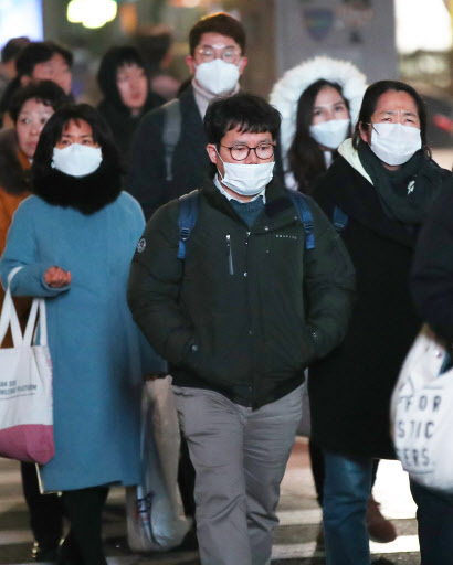 초미세먼지 위험…보건 마스크 쓰고 코로 호흡,  렌즈 말고 안경