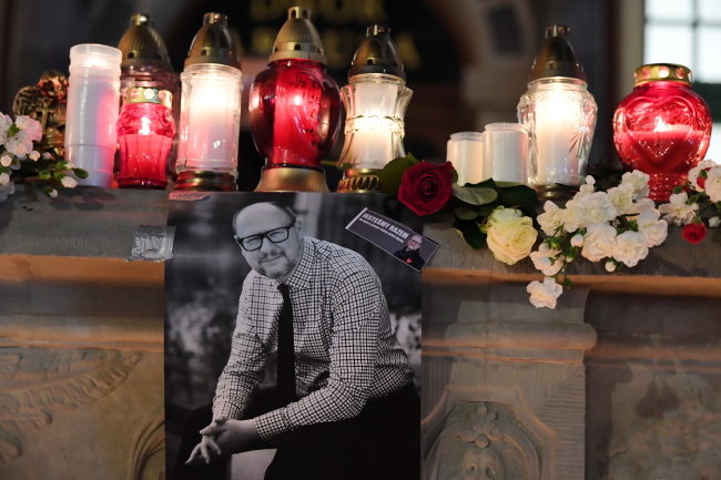 <YONHAP PHOTO-1504> epaselect epa07284247 Candles are lit and a picture of killed Gdansk Mayor is fixed at the Golden Gate in the Old Town in Gdansk, in the place where the Great Orchestra of Christmas Charity (Wielka Orkiestra Swiatecznej Pomocy) was on scene, in Gdansk, Poland, 14 January 2019. Mayor of Gdansk Pawel Adamowicz died of wounds inflicted by a knife attack on Sunday evening during a nationwide charity gala in Gdansk. EPA/ADAM WARLAWA POLAND OUT/2019-01-15 08:06:54/ <저작권자 ⓒ 1980-2019 ㈜연합뉴스. 무단 전재 재배포 금지.>
<YONHAP PHOTO-1504> epaselect epa07284247 Candles are lit and a picture of killed Gdansk Mayor is fixed at the Golden Gate in the Old Town in Gdansk, in the place where the Great Orchestra of Christmas Charity (Wielka Orkiestra Swiatecznej Pomocy) was on scene, in Gdansk, Poland, 14 January 2019. Mayor of Gdansk Pawel Adamowicz died of wounds inflicted by a knife attack on Sunday evening during a nationwide charity gala in Gdansk. EPA/ADAM WARLAWA POLAND OUT/2019-01-15 08:06:54/ <저작권자 ⓒ 1980-2019 ㈜연합뉴스. 무단 전재 재배포 금지.>
