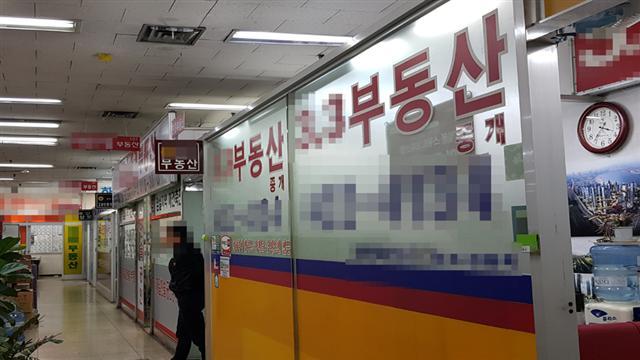 지난 12일 오후 서울 잠실동 잠실주공5단지 단지 내 상가 중개업소 밀집 지역. 아직 거래가 활발하진 않아 한산하다.  [헤럴드경제DB]