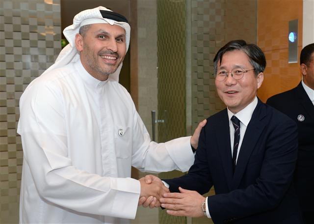 성윤모 산업부 장관이 13일(현지시간) UAE(아랍에미리트) 아부다비행정청 칼둔 칼리파 알-무바락장관과 악수하고 있다.  [제공=산업통상자원부]