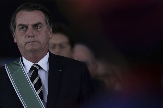 <YONHAP PHOTO-0355> Brazil's President Jair Bolsonaro, attends the inauguration ceremony of his new commander of the Army, General Edson Leal Pujol, at the Army Club in Brasilia, Brazil, Friday, Jan. 11, 2019. (AP Photo/Eraldo Peres)/2019-01-12 02:28:33/ <저작권자 ⓒ 1980-2019 ㈜연합뉴스. 무단 전재 재배포 금지.>
<YONHAP PHOTO-0355> Brazil's President Jair Bolsonaro, attends the inauguration ceremony of his new commander of the Army, General Edson Leal Pujol, at the Army Club in Brasilia, Brazil, Friday, Jan. 11, 2019. (AP Photo/Eraldo Peres)/2019-01-12 02:28:33/ <저작권자 ⓒ 1980-2019 ㈜연합뉴스. 무단 전재 재배포 금지.>