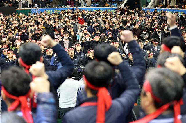 8일 오전 서울 송파구 잠실학생체육관에서 전국금융산업노조 KB국민은행 지부 조합원들이 총파업 선포를 하고 있다. [연합뉴스]