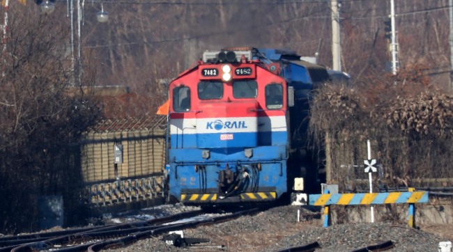 A South Korean train used for the joint inspection of inter-Korean railways last year enters Dorasan Station on Dec. 18. (Yonhap)