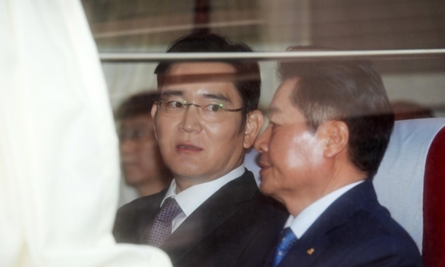 Samsung Electronics’ Vice Chairman Lee Jae-yong (left), National Agricultural Cooperative Federation's chief Kim Byung-won (Yonhap)