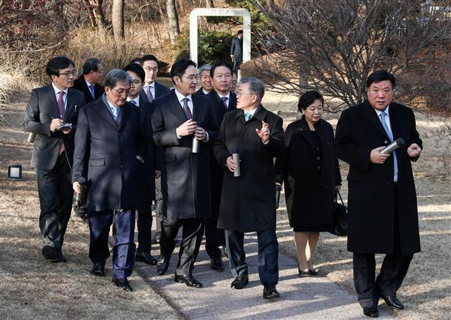 문재인 대통령이 15일 기업인과의 대화를 마친 뒤 박용만 대한상의 회장과 이재용 삼성전자 부회장, 최태원 SK 회장, 구광모 LG 회장을 비롯한 기업인들과 청와대 경내를 산책하고 있다.  [연합뉴스]