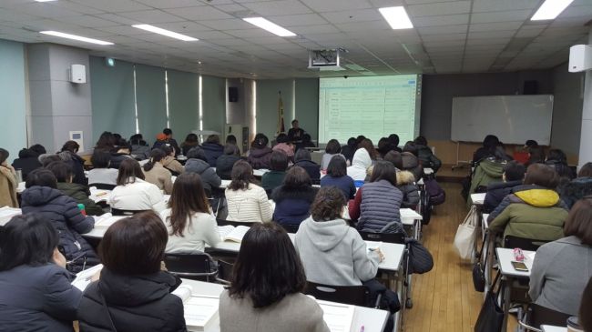[박권우 공교육입시 전문가가 학부모와 학생들을 대상으로 ‘2020 이후 대입 지원전략 및 학생부종합전형 대비 특강을하고 있다]