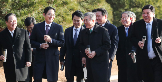 <YONHAP PHOTO-3888> 문 대통령, 기업인들과 '화기애애' 산책 (서울=연합뉴스) 황광모 기자 = 문재인 대통령이 15일 오후 청와대 영빈관에서 열린 2019년 기업인과의 대화를 마친 뒤 박용만 대한상의 회장과 이재용 삼성전자 부회장, 최태원 SK 회장을 비롯한 기업인들과 청와대 경내를 산책하고 있다. 2019.1.15 hkmpooh@yna.co.kr/2019-01-15 16:35:55/ <저작권자 ⓒ 1980-2019 ㈜연합뉴스. 무단 전재 재배포 금지.>
<YONHAP PHOTO-3888> 문 대통령, 기업인들과 '화기애애' 산책 (서울=연합뉴스) 황광모 기자 = 문재인 대통령이 15일 오후 청와대 영빈관에서 열린 2019년 기업인과의 대화를 마친 뒤 박용만 대한상의 회장과 이재용 삼성전자 부회장, 최태원 SK 회장을 비롯한 기업인들과 청와대 경내를 산책하고 있다. 2019.1.15 hkmpooh@yna.co.kr/2019-01-15 16:35:55/ <저작권자 ⓒ 1980-2019 ㈜연합뉴스. 무단 전재 재배포 금지.>