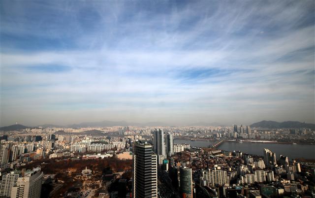 16일 오전 서울 삼성동 트레이드타워에서 바라본 서울 하늘에 미세먼지가 전날보다 줄어들며 파란 하늘빛을 띄고 있다. 이날 반짝 한파와 함께 미세먼지가 물러났지만 17일 중서부 지역을 중심으로 미세먼지 농도가 다시 높아질 것이라고 환경부는 내다봤다.  [연합뉴스]