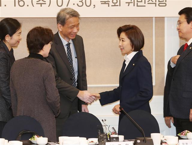 자유한국당 나경원 원내대표가 16일 오전 국회 본청 귀빈식당에서 열린 대만 칭화대 예종광 교수 초청 조찬간담회 ‘대만의 경험으로 본 탈원전 정책과 국회와 시민운동의 역할’에서 인사말을 하고 있다.    [연합뉴스]