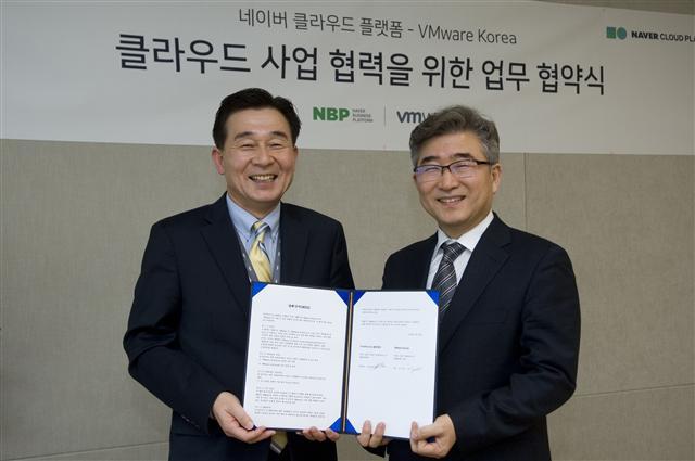 NBP 김태창 클라우드 사업 본부장(왼쪽) VM웨어코리아 전인호 사장이 15일 성남 판교 NBP 본사에서 전략적 업무협약을 체결했다.  [연합뉴스]