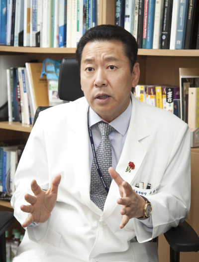 [사진설명=유광하 건국대병원 진료부원장은 미세먼지가 호흡기질환뿐 아니라 전신에 악영향을 끼친다고 조언했다.]