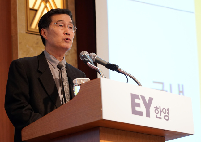 사진=16일 서울 소공동 롯데호텔에서 열린 EY한영 2019 신년 경제전망 세미나에서 권오규 전 경제부총리가 2019년 국내외 경제 전망을 발표하고 있다.
사진=16일 서울 소공동 롯데호텔에서 열린 EY한영 2019 신년 경제전망 세미나에서 권오규 전 경제부총리가 2019년 국내외 경제 전망을 발표하고 있다.