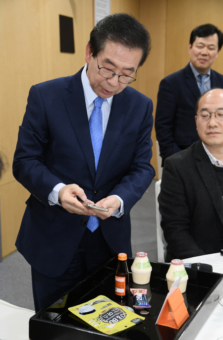 박원순 서울시장이 16일 서울시 청사에서 열린 신년 기자간담회에서 직접 제로페이 결제를 시연하고 있다. [제공=서울시]
