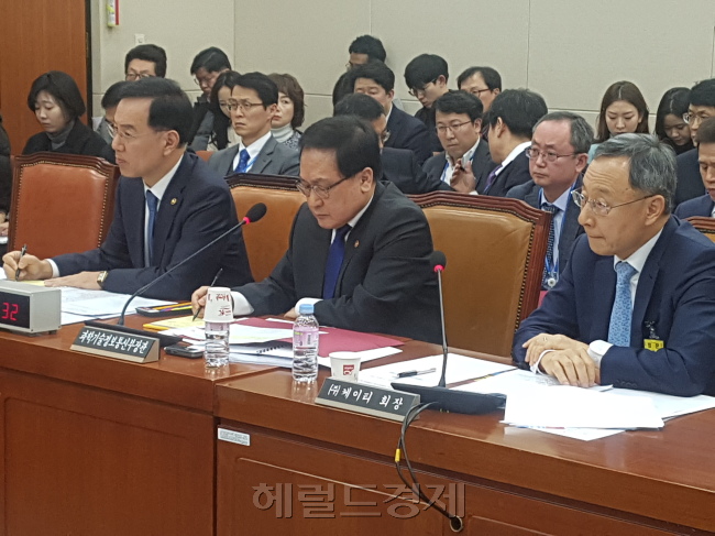 16일 국회 과방위 전체회의에 참석한 (왼쪽부터)민원기 과기정통부 2차관, 유영민 과기정통부 장관, 황창규 KT 회장 [사진=헤럴드경제]