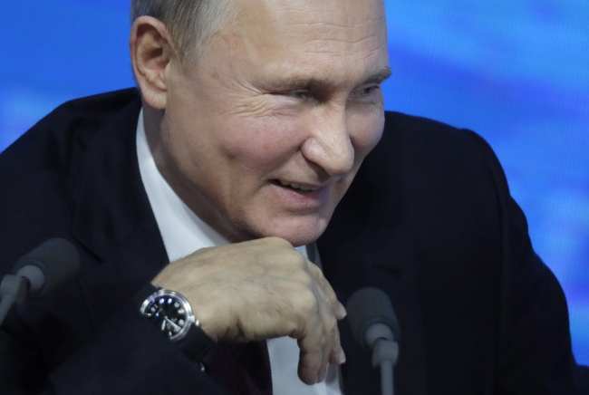 <YONHAP PHOTO-4670> epa07241985 Russian President Vladimir Putin answers a question during his annual live-broadcast news conference with Russian federal, regional, and foreign media at the World Trade Center in Moscow, Russia, 20 December 2018. A total of 1,702 journalists, a record-breaking number in comparison with previous years, were accredited for the the 14th Putin's annual press conference. EPA/YURI KOCHETKOV/2018-12-20 21:33:56/ <저작권자 ⓒ 1980-2018 ㈜연합뉴스. 무단 전재 재배포 금지.>
<YONHAP PHOTO-4670> epa07241985 Russian President Vladimir Putin answers a question during his annual live-broadcast news conference with Russian federal, regional, and foreign media at the World Trade Center in Moscow, Russia, 20 December 2018. A total of 1,702 journalists, a record-breaking number in comparison with previous years, were accredited for the the 14th Putin's annual press conference. EPA/YURI KOCHETKOV/2018-12-20 21:33:56/ <저작권자 ⓒ 1980-2018 ㈜연합뉴스. 무단 전재 재배포 금지.>