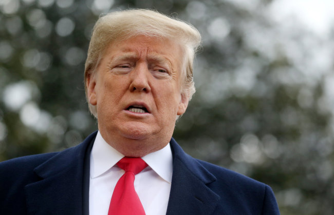 <YONHAP PHOTO-0099> U.S. President Donald Trump speaks to the news media before boarding Marine One to depart for travel to New Orleans from the South Lawn of the White House in Washington, U.S., January 14, 2019. REUTERS/Leah Millis/2019-01-15 00:17:31/ <저작권자 ⓒ 1980-2019 ㈜연합뉴스. 무단 전재 재배포 금지.>
<YONHAP PHOTO-0099> U.S. President Donald Trump speaks to the news media before boarding Marine One to depart for travel to New Orleans from the South Lawn of the White House in Washington, U.S., January 14, 2019. REUTERS/Leah Millis/2019-01-15 00:17:31/ <저작권자 ⓒ 1980-2019 ㈜연합뉴스. 무단 전재 재배포 금지.>