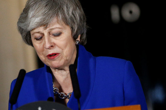 <YONHAP PHOTO-1544> Britain's Prime Minister Theresa May makes a statement following winning a confidence vote, after Parliament rejected her Brexit deal, outside 10 Downing Street in London, Britain, January 16, 2019. REUTERS/Henry Nicholls/2019-01-17 08:10:56/ <저작권자 ⓒ 1980-2019 ㈜연합뉴스. 무단 전재 재배포 금지.>
<YONHAP PHOTO-1544> Britain's Prime Minister Theresa May makes a statement following winning a confidence vote, after Parliament rejected her Brexit deal, outside 10 Downing Street in London, Britain, January 16, 2019. REUTERS/Henry Nicholls/2019-01-17 08:10:56/ <저작권자 ⓒ 1980-2019 ㈜연합뉴스. 무단 전재 재배포 금지.>