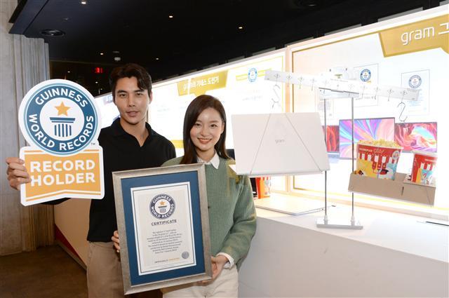 LG전자 모델들이 CGV용산아이파크몰 내 LG 그램 체험존에서 LG 그램 17을 소개하고 있다.  [제공=LG전자]