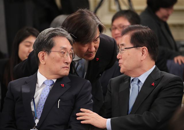 노영민 대통령 비서실장(왼쪽부터)과 조국 민정수석, 정의용 국가안보실장이 지난 10일 청와대 영빈관에서 열린 2019년 신년 기자회견에서 대화하고 있다.    [연합뉴스]