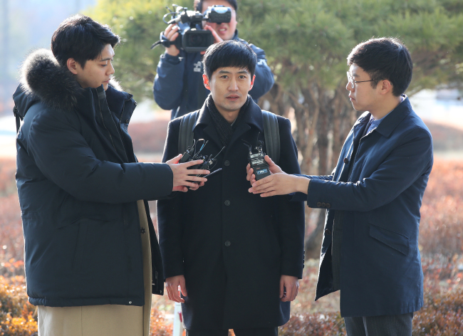 <YONHAP PHOTO-1964> 김태우 수사관, 참고인 조사 비공개 출석 (서울=연합뉴스) 김도훈 기자 = 청와대 특별감찰반의 민간인 사찰 의혹을 제기한 김태우 수사관의 4차 참고인 조사가 예정된 17일 오전 김 전 수사관의 변호인인 이동찬 변호사가 참고인의 비공개 출석과 관련해 언론 인터뷰를 하고 있다. 이 변호사는 "(김 수사관이) 수사로 인한 피로라기보다는 개인의 사생활 침해 부분에 대해 부담을 느끼고 있다"며 비공개 출석 요청 이유를 설명했다. 2019.1.17 superdoo82@yna.co.kr/2019-01-17 10:29:58/ <저작권자 ⓒ 1980-2019 ㈜연합뉴스. 무단 전재 재배포 금지.>
<YONHAP PHOTO-1964> 김태우 수사관, 참고인 조사 비공개 출석 (서울=연합뉴스) 김도훈 기자 = 청와대 특별감찰반의 민간인 사찰 의혹을 제기한 김태우 수사관의 4차 참고인 조사가 예정된 17일 오전 김 전 수사관의 변호인인 이동찬 변호사가 참고인의 비공개 출석과 관련해 언론 인터뷰를 하고 있다. 이 변호사는 "(김 수사관이) 수사로 인한 피로라기보다는 개인의 사생활 침해 부분에 대해 부담을 느끼고 있다"며 비공개 출석 요청 이유를 설명했다. 2019.1.17 superdoo82@yna.co.kr/2019-01-17 10:29:58/ <저작권자 ⓒ 1980-2019 ㈜연합뉴스. 무단 전재 재배포 금지.>