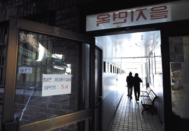 최근 한 보도가 작은 화제가 됐다. 중장년층과 냉면마니아들의 사랑을 받아온 서울 중구 을지로의 ‘을지면옥’이 철거될 위기라는 내용이었다. 이미 도시재생 사업으로 서울 곳곳의 오래되거나 낙후된 지역들이 철거되고 새로운 건물이 들어서는 모습을 봐온지라 을지로라고 예외일 수는 없었을 것이다.
하지만 크고 작은 공구상들이 빽빽히 들어선 을지로의 좁은 골목에 1985년 터를 잡고 30년 넘게 냉면을 말아왔고, 평양냉면 애호가들의 지지를 받아온 을지면옥인지라 반향은 적지 않았다. 인근에 안성집, 양미옥 등 내공있는 음식과 한 시대의 애환을 품고 있는 식당들 역시 비슷한 처지다.
다른 나라들이 100년 혹은 그 이상 걸렸던 근대화 과정을 수십년만에 초고속으로 겪어낸 우리나라는 역사적인 건물이나, 유서깊은 건축물, 백년 이상된 노포 등을 찾아보기가 어렵다. 시멘트빌딩이 곧 근대화였고, 초가집, 기와집, 좁은 골목은 갈아 엎어야할 구시대의 유물이었으니까….
수백년된 성이나 술집, 유명인의 생가가 즐비한 유럽은 말할 필요도 없고, 100년 넘은 가게와 공장이 흔한 일본을 떠올리면 좋은 비교가된다. 우리의 근대화, 도시화는 너무 급했고 너무 즉흥적이었으며, 철학도 없었다.
광화문 한복판에서 나름대로(?) 오랫동안 명맥을 유지했던 피맛골은 웅장하고 커다란 빌딩 속에 옹색하게 자리잡았다. 최근 영화화돼 관심을 모은 조선어학회나 신간회 등은 종로에서 흔적도 없이 사라졌다.
다행히 을지면옥을 비롯한 이 지역의 일부 노포들이 보존될 가능성이 엿보인다.
박원순 서울시장은 16일 신년 간담회에서 “과거의 문화나 예술, 전통과 역사 이런 것들을 도외시했던 개발에 대해 성찰과 반성이 있어야된다고 생각한다”며 “가능하면 그런 것이 보존되는 방향으로 재설계하는 방안으로 요청할 계획”이라고 밝혔다.
시장의 생각이 곧 이들의 생존을 보장하지는 않겠지만, 이제라도 건물의 연식만 보지말고 낡은 벽에 담긴 이야기도 들어주었으면 한다.
김성진 선임기자withyj2@